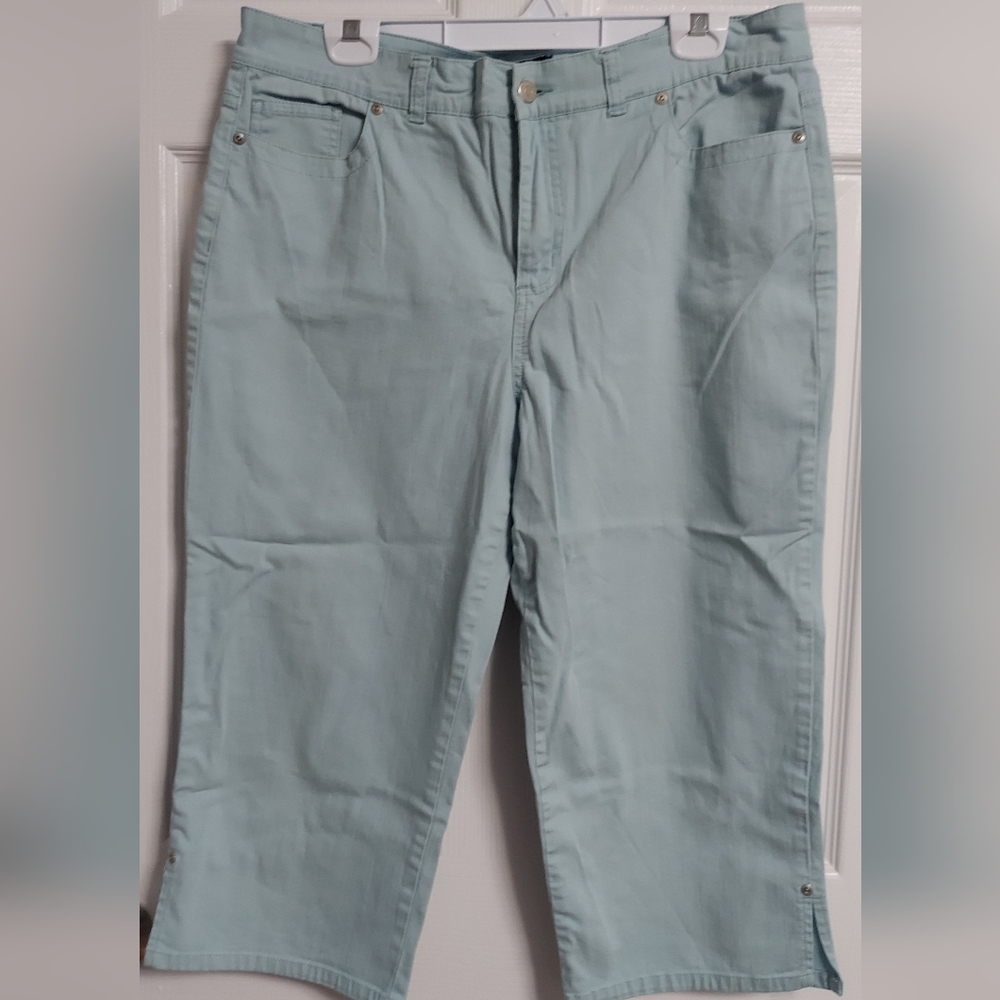 Sonoma Womens light blue capri pants size 16
